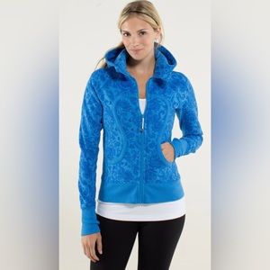 ✨HOST PICK✨ Lululemon, Scuba Hoodie (Lined Hood)
Paisley Cornflower, Size 6